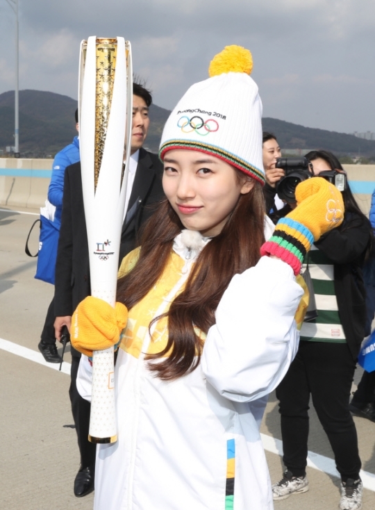 Suzy xinh xắn như búp bê cùng thánh Yoo và dàn sao rước đuốc Olympic