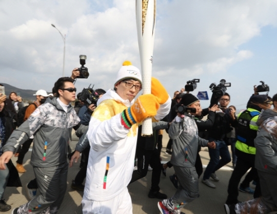 Suzy xinh xắn như búp bê cùng thánh Yoo và dàn sao rước đuốc Olympic