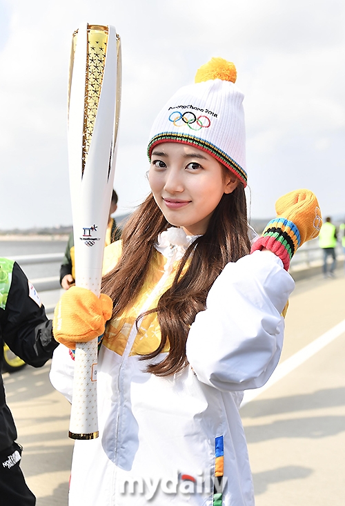Suzy xinh xắn như búp bê cùng thánh Yoo và dàn sao rước đuốc Olympic