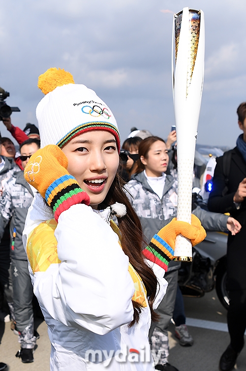Suzy xinh xắn như búp bê cùng thánh Yoo và dàn sao rước đuốc Olympic