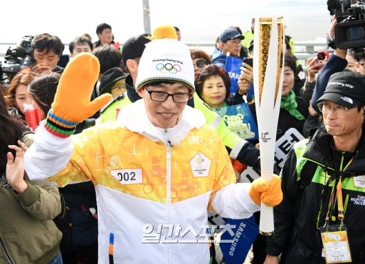 Suzy xinh xắn như búp bê cùng thánh Yoo và dàn sao rước đuốc Olympic