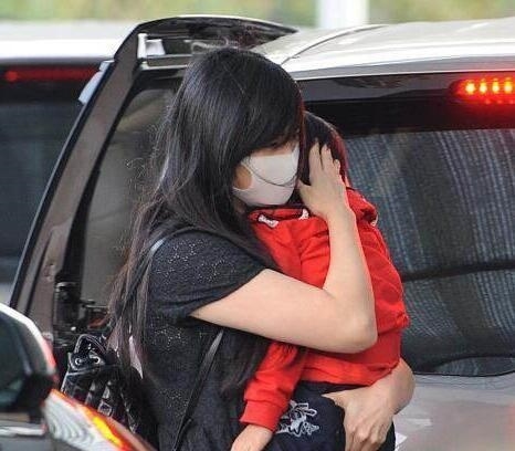 Vợ Ngô Tôn bị ném đá 'làm màu' vì đeo khẩu trang trên show truyền hình