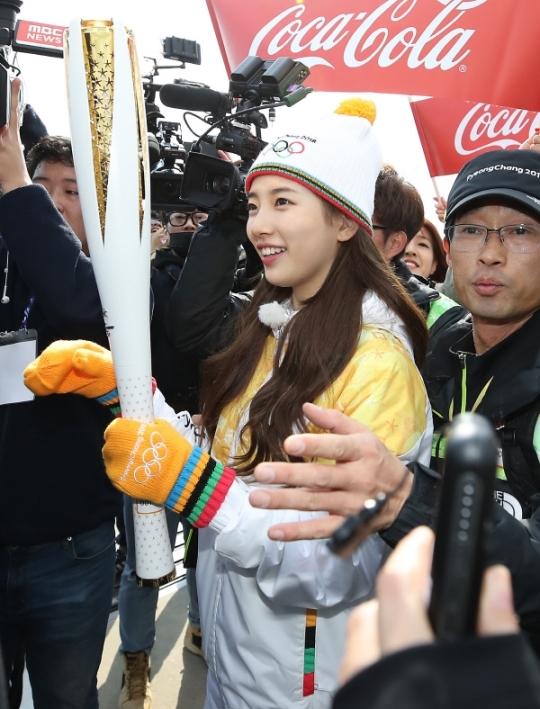 Suzy xinh xắn như búp bê cùng thánh Yoo và dàn sao rước đuốc Olympic