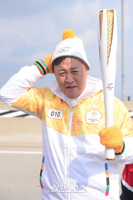 Suzy xinh xắn như búp bê cùng thánh Yoo và dàn sao rước đuốc Olympic