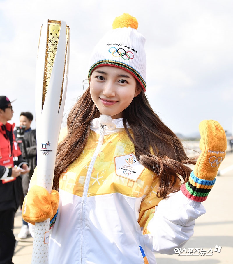 Suzy xinh xắn như búp bê cùng thánh Yoo và dàn sao rước đuốc Olympic
