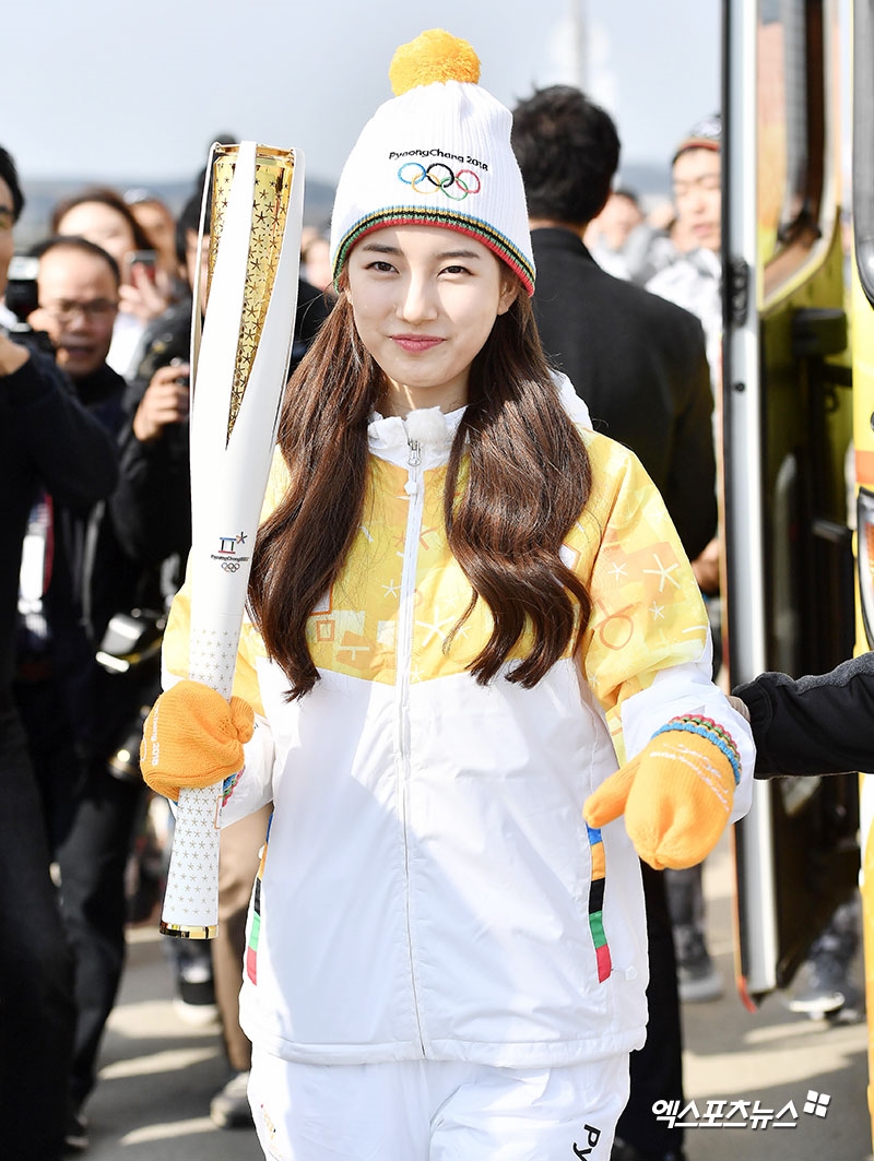 Suzy xinh xắn như búp bê cùng thánh Yoo và dàn sao rước đuốc Olympic