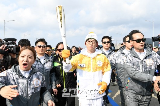 Suzy xinh xắn như búp bê cùng thánh Yoo và dàn sao rước đuốc Olympic