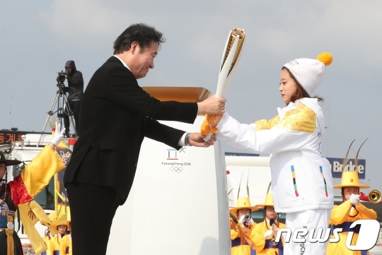 Suzy xinh xắn như búp bê cùng thánh Yoo và dàn sao rước đuốc Olympic
