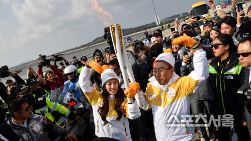 Suzy xinh xắn như búp bê cùng thánh Yoo và dàn sao rước đuốc Olympic