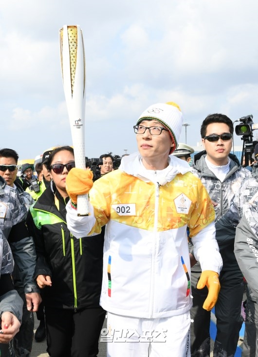 Suzy xinh xắn như búp bê cùng thánh Yoo và dàn sao rước đuốc Olympic