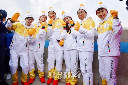 Suzy xinh xắn như búp bê cùng thánh Yoo và dàn sao rước đuốc Olympic