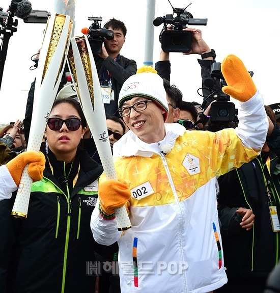 Suzy xinh xắn như búp bê cùng thánh Yoo và dàn sao rước đuốc Olympic