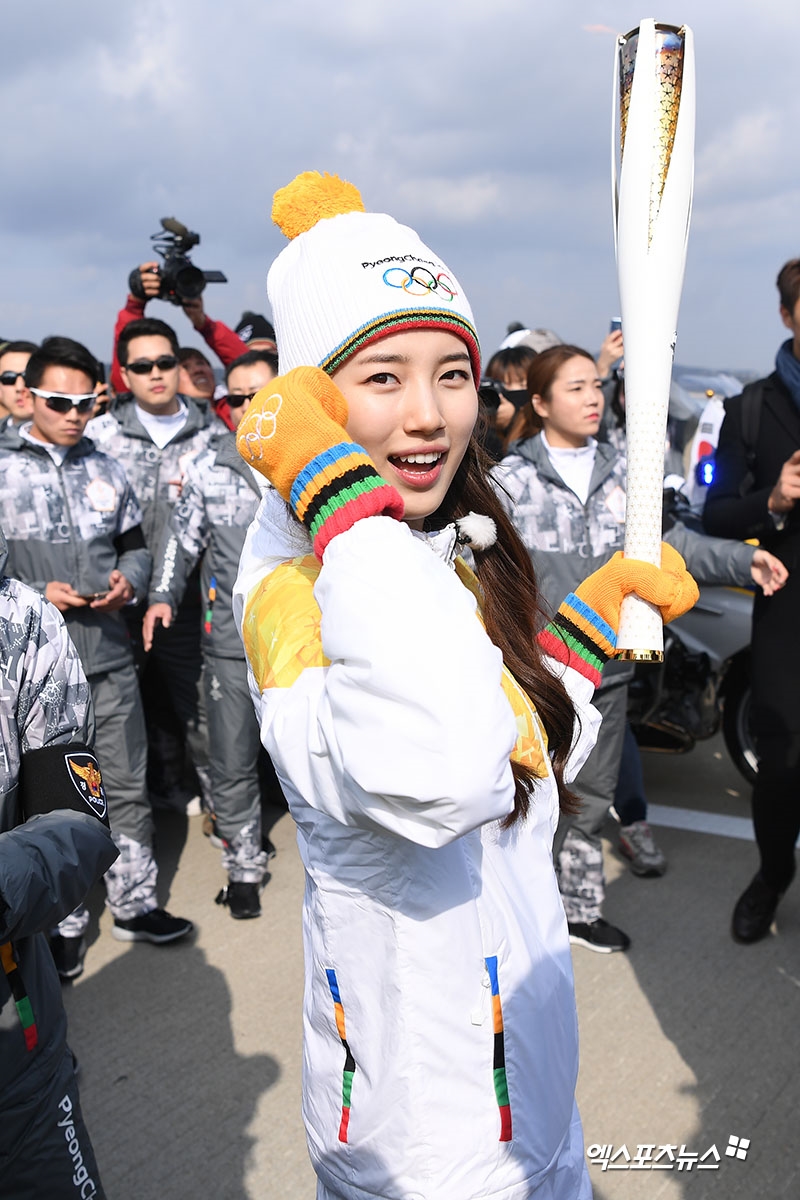 Suzy xinh xắn như búp bê cùng thánh Yoo và dàn sao rước đuốc Olympic