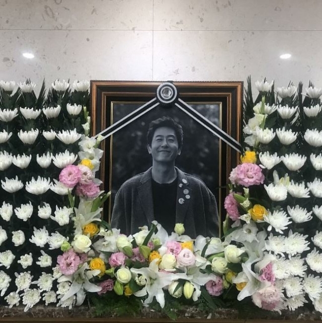 Sao Hàn đau buồn đến dự đám tang nam tài tử Kim Joo Hyuk
