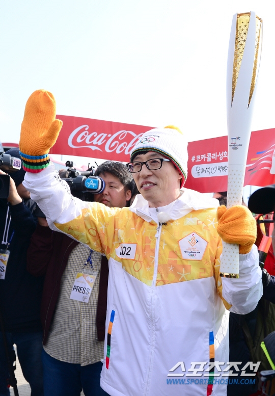 Suzy xinh xắn như búp bê cùng thánh Yoo và dàn sao rước đuốc Olympic