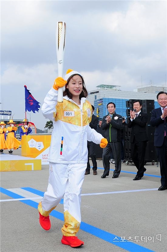 Suzy xinh xắn như búp bê cùng thánh Yoo và dàn sao rước đuốc Olympic