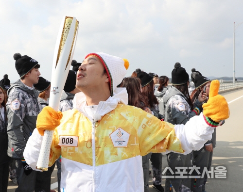 Suzy xinh xắn như búp bê cùng thánh Yoo và dàn sao rước đuốc Olympic