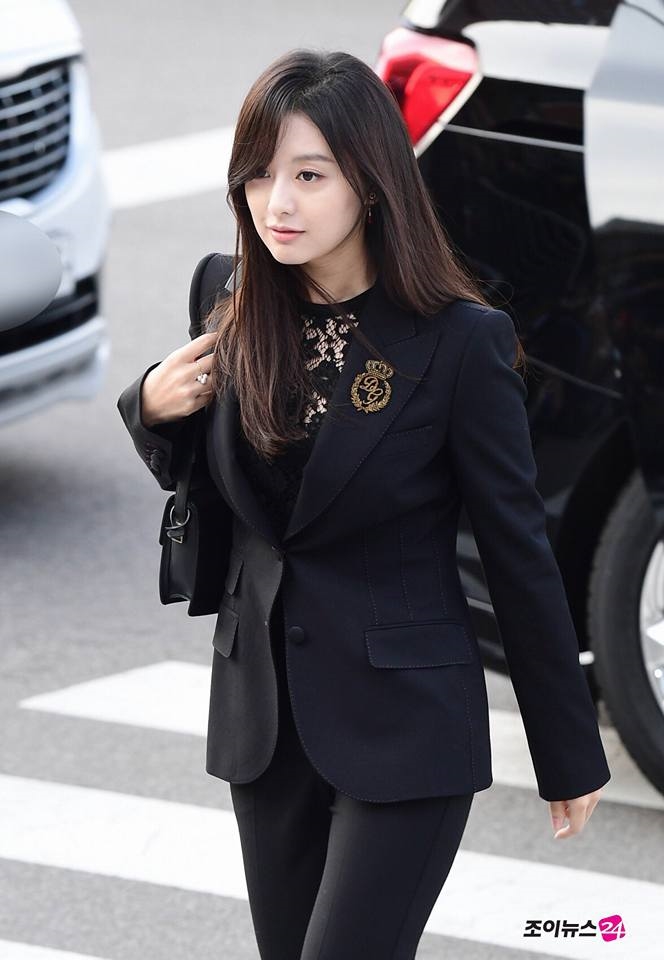 Kim Ji Won xuất hiện xinh đẹp trong đám cưới Song Hye Kyo