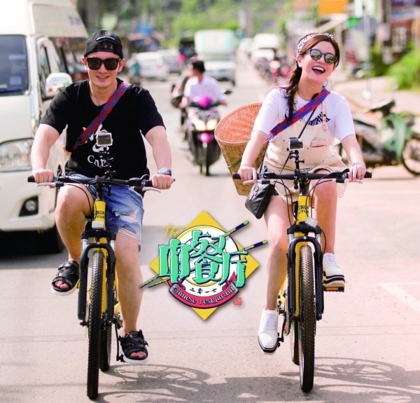 Huỳnh Hiểu Minh gây bão vì giống bố Triệu Vy thời trẻ