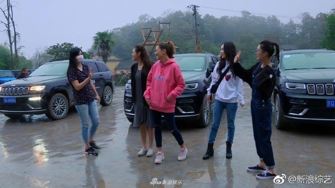 Vợ Ngô Tôn bị ném đá 'làm màu' vì đeo khẩu trang trên show truyền hình