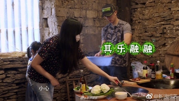 Vợ Ngô Tôn bị ném đá 'làm màu' vì đeo khẩu trang trên show truyền hình