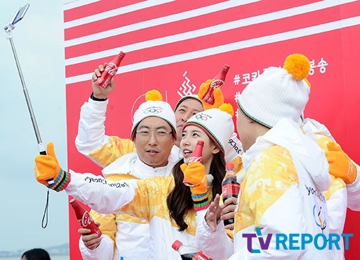 Suzy xinh xắn như búp bê cùng thánh Yoo và dàn sao rước đuốc Olympic
