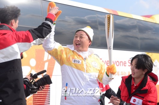Suzy xinh xắn như búp bê cùng thánh Yoo và dàn sao rước đuốc Olympic