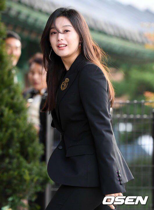 Kim Ji Won xuất hiện xinh đẹp trong đám cưới Song Hye Kyo