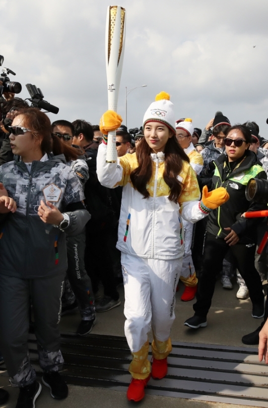 Suzy xinh xắn như búp bê cùng thánh Yoo và dàn sao rước đuốc Olympic
