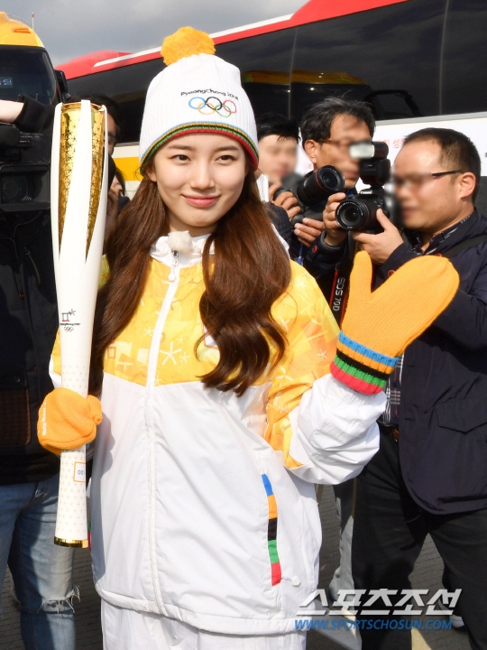 Suzy xinh xắn như búp bê cùng thánh Yoo và dàn sao rước đuốc Olympic