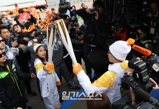 Suzy xinh xắn như búp bê cùng thánh Yoo và dàn sao rước đuốc Olympic