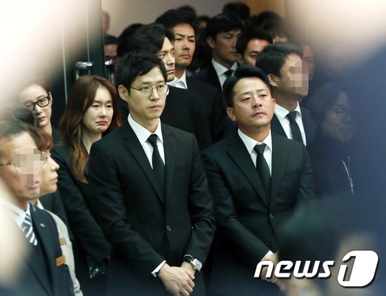 Dàn sao Hàn không kìm được nước mắt tiễn đưa Kim Joo Hyuk