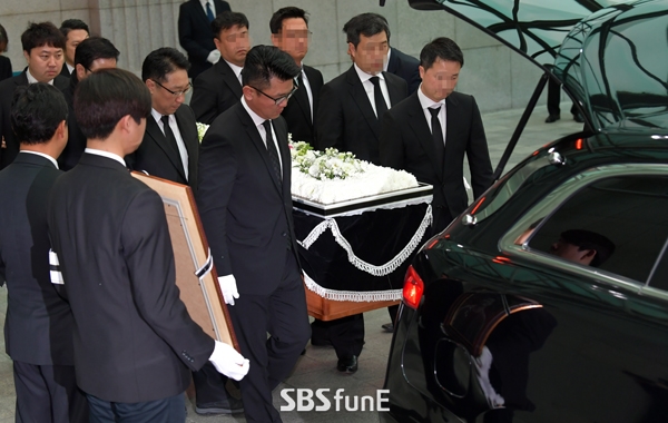 Dàn sao Hàn không kìm được nước mắt tiễn đưa Kim Joo Hyuk