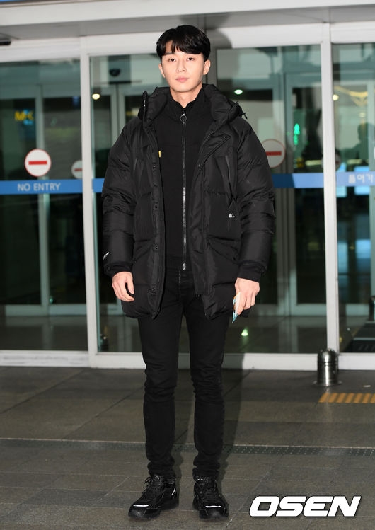 Park Seo Joon nghiêm trang, đơn giản xuất phát sang Singapore