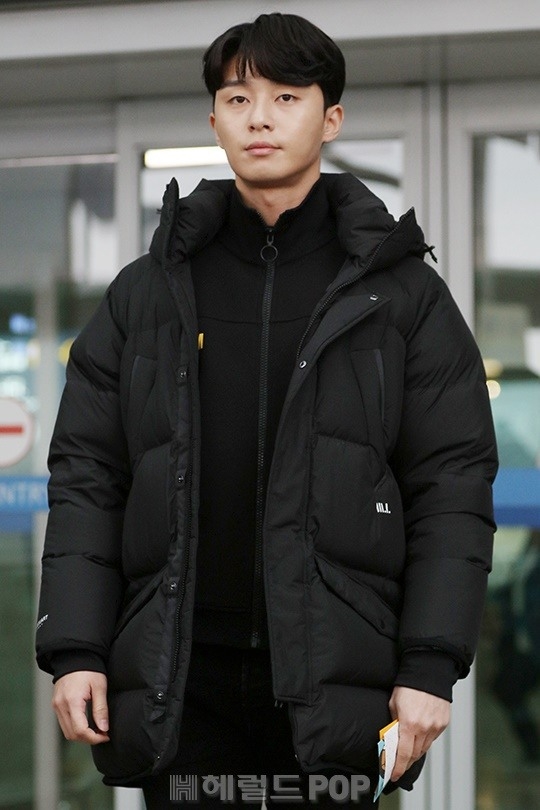 Park Seo Joon nghiêm trang, đơn giản xuất phát sang Singapore