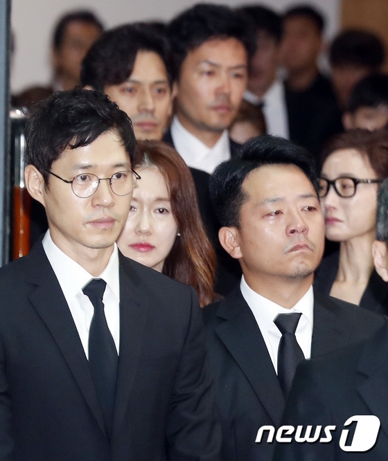 Dàn sao Hàn không kìm được nước mắt tiễn đưa Kim Joo Hyuk