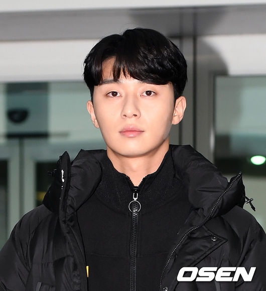 Park Seo Joon nghiêm trang, đơn giản xuất phát sang Singapore