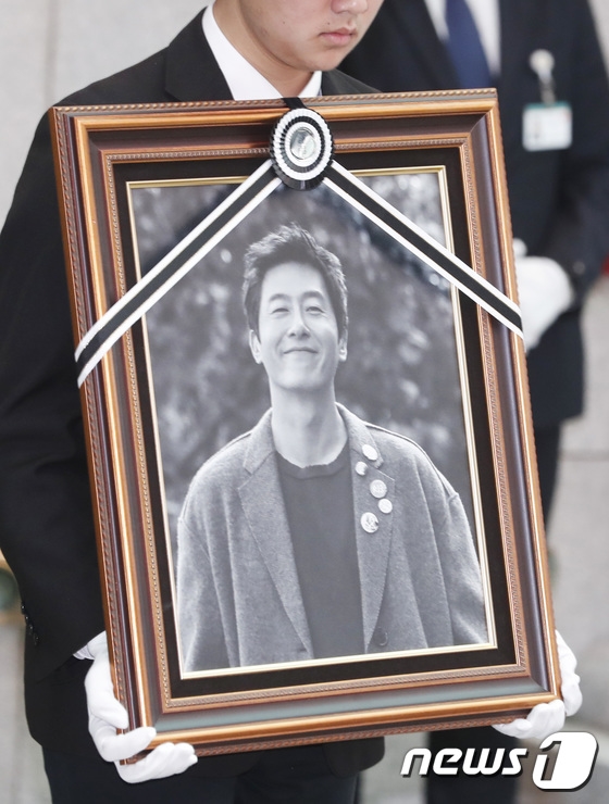 Dàn sao Hàn không kìm được nước mắt tiễn đưa Kim Joo Hyuk