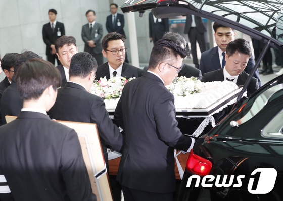 Dàn sao Hàn không kìm được nước mắt tiễn đưa Kim Joo Hyuk