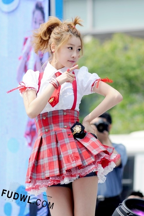 Đỏ mặt với những màn "hớ hênh" để đời của nữ Idol Hàn Quốc