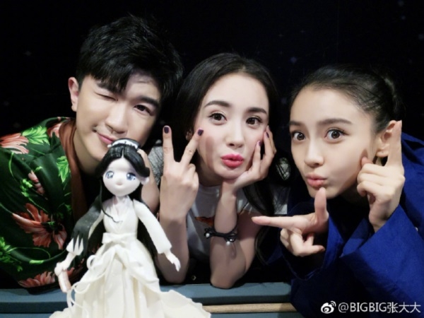 Dương Mịch - AngelaBaby gây bão vì tình bạn quá thân thiết