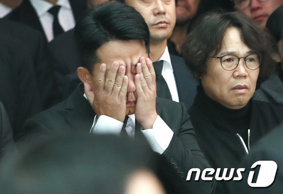 Dàn sao Hàn không kìm được nước mắt tiễn đưa Kim Joo Hyuk