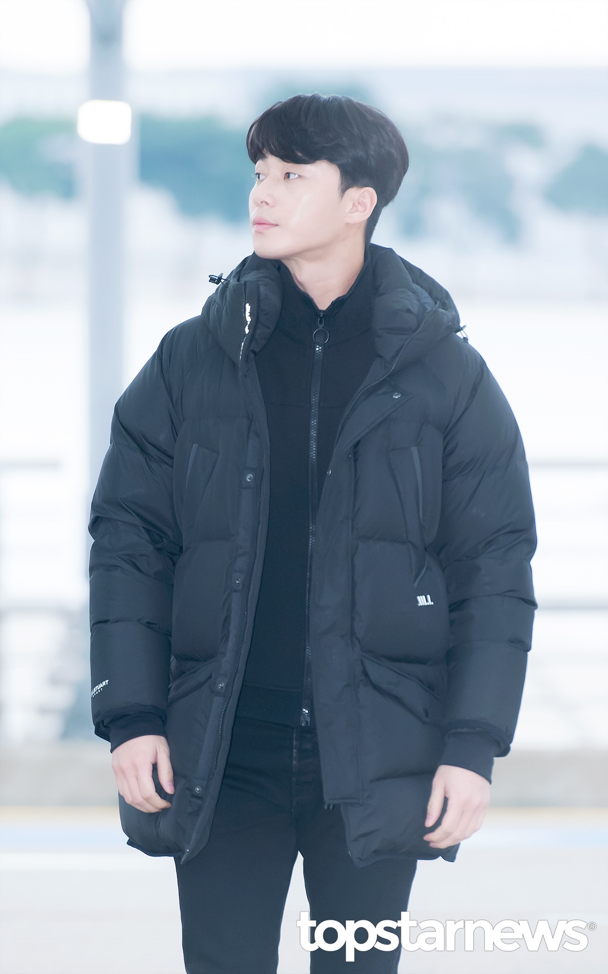 Park Seo Joon nghiêm trang, đơn giản xuất phát sang Singapore