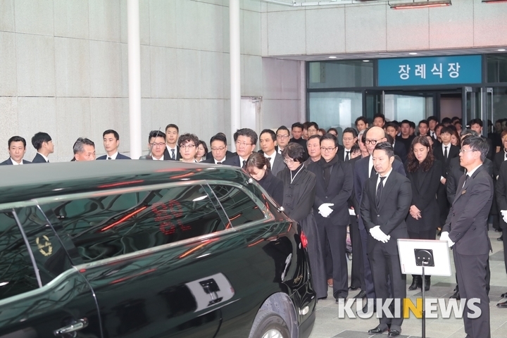 Dàn sao Hàn không kìm được nước mắt tiễn đưa Kim Joo Hyuk