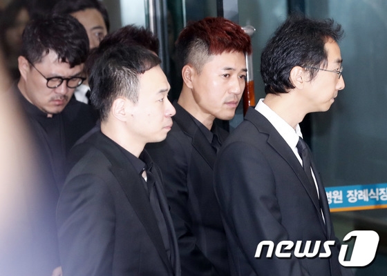 Dàn sao Hàn không kìm được nước mắt tiễn đưa Kim Joo Hyuk