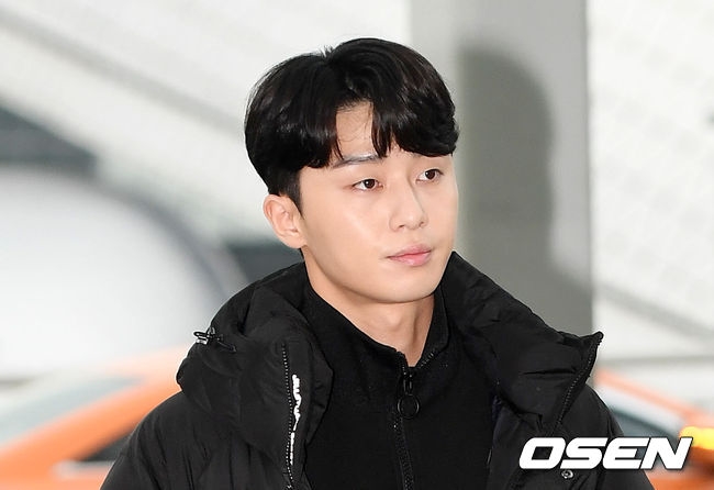 Park Seo Joon nghiêm trang, đơn giản xuất phát sang Singapore