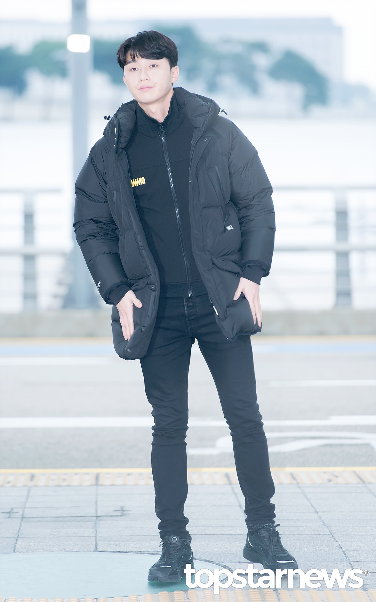 Park Seo Joon nghiêm trang, đơn giản xuất phát sang Singapore