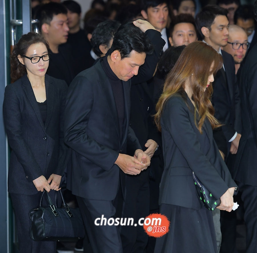Dàn sao Hàn không kìm được nước mắt tiễn đưa Kim Joo Hyuk