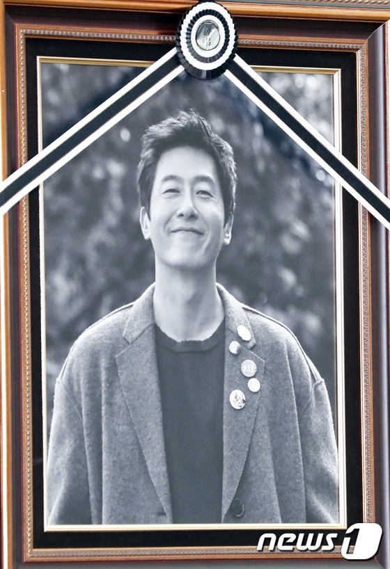 Dàn sao Hàn không kìm được nước mắt tiễn đưa Kim Joo Hyuk
