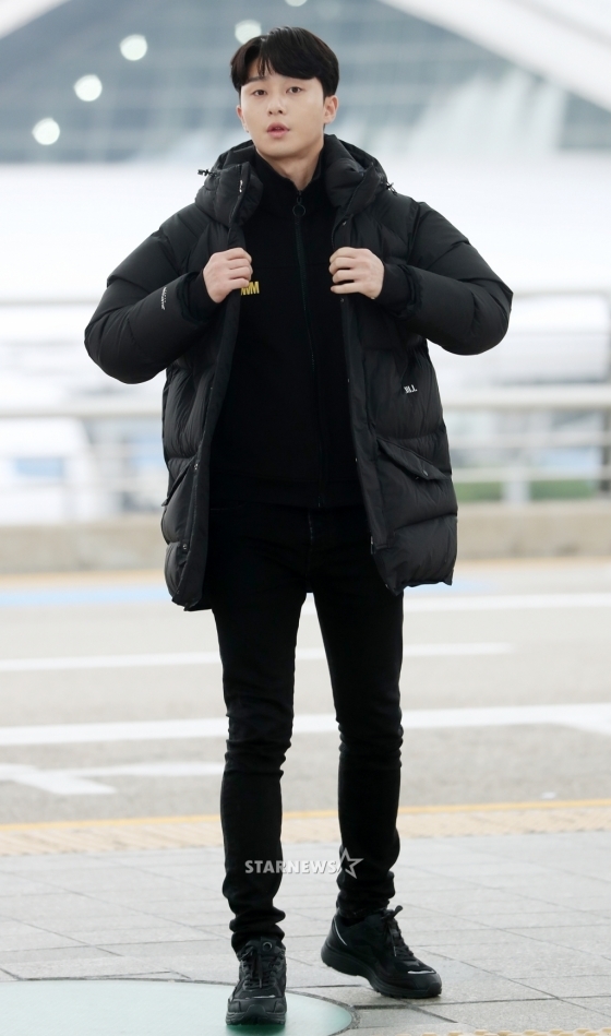 Park Seo Joon nghiêm trang, đơn giản xuất phát sang Singapore